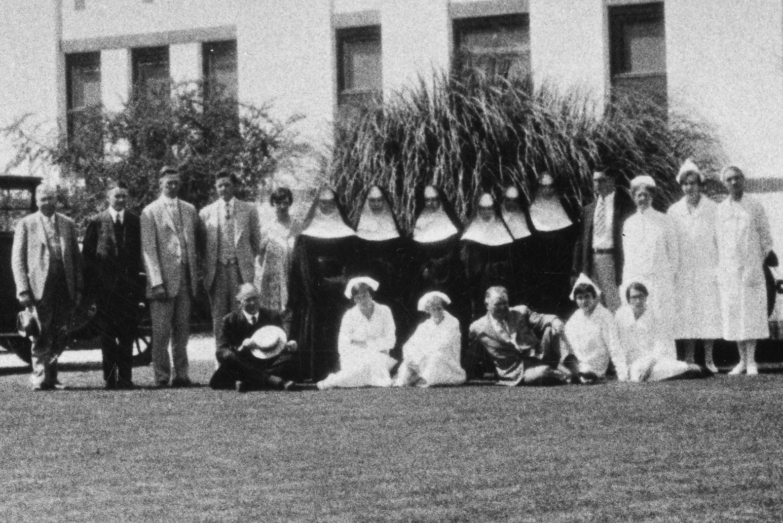 Sisters of Mercy and hospital staff, 1915